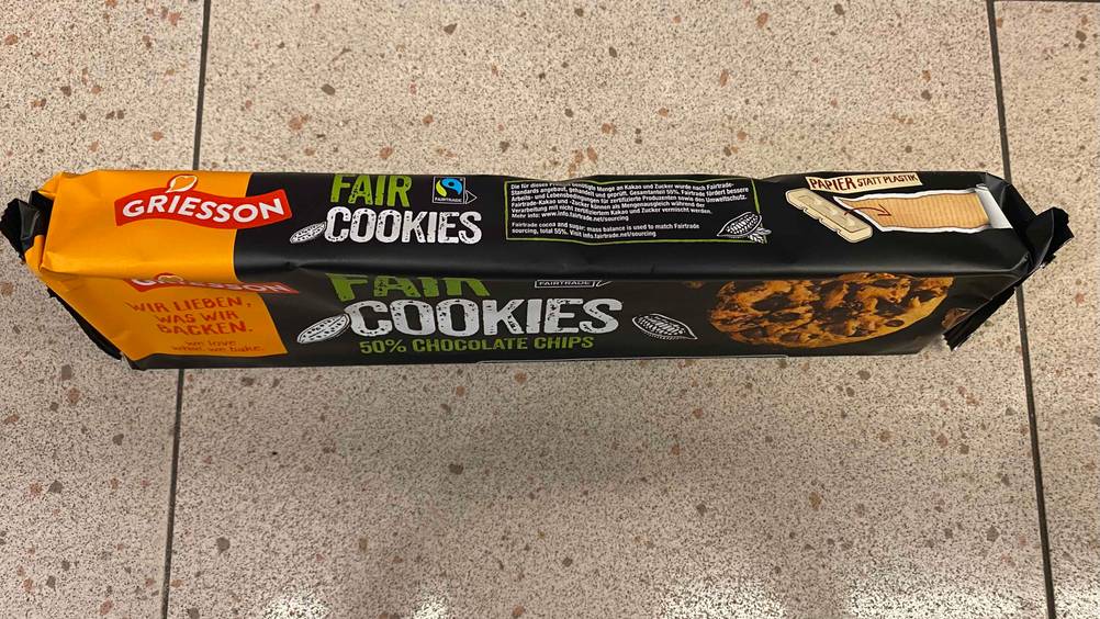 Cookies im Test: Auf der Seite einer Verpackung von Fair Cookies stehen Informationen zu Papier statt Plastik.