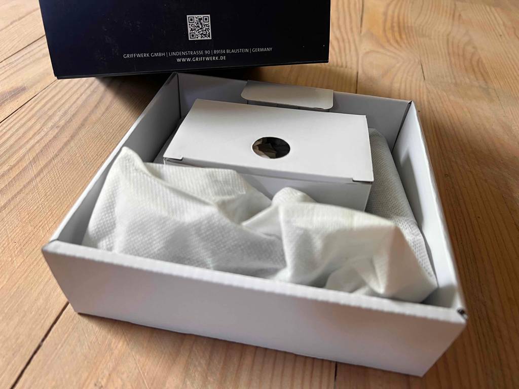 Ein Türbeschlag im Test liegt geschützt, verpackt in seiner Originalverpackung von Griffwerk.