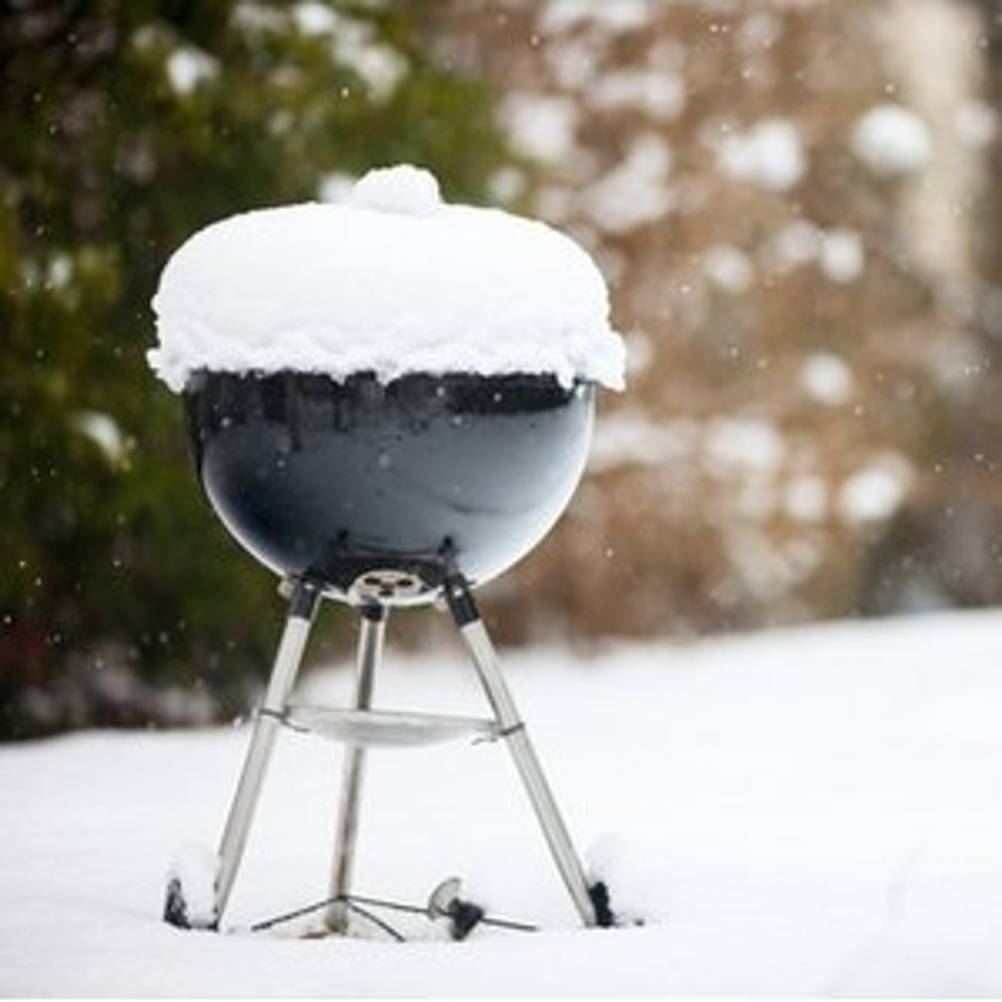 kugelgrill im schnee