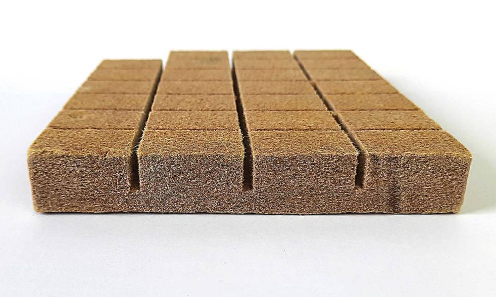 Der getestete Grillanzünder von der Seite auf einer hellen Fläche.