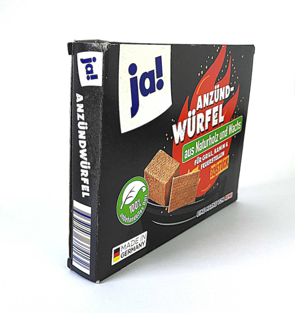 Die Verpackung der Grillanzünder im Test leicht seitlich auf einer helle Fläche.