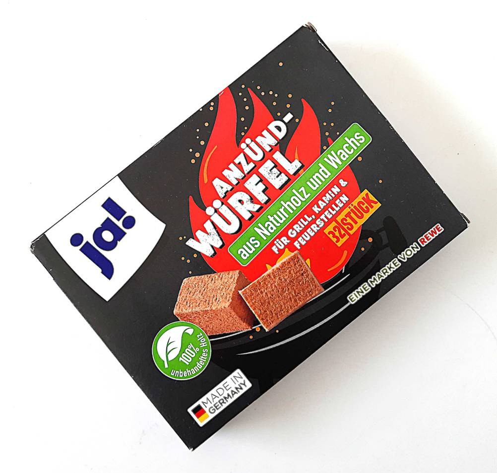 Die Packung der Grillanzünder von oben auf einer hellen Fläche.