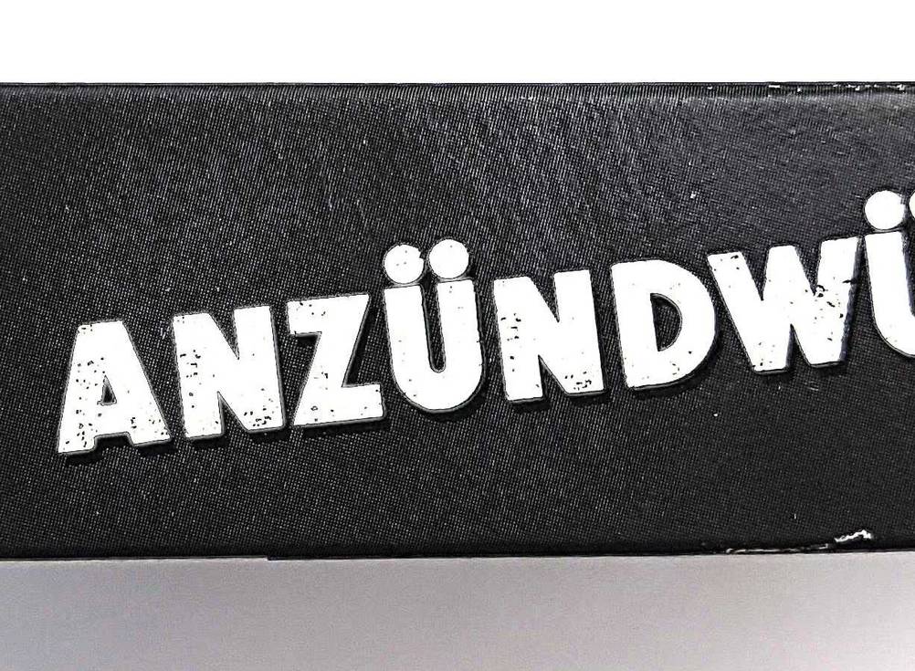 Seitenansicht der Verpackung der Grillanzünder im Test.