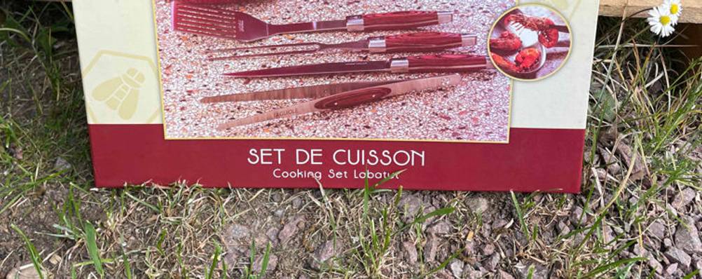 Grillbesteck getestet: Nahaufnahme der Artikelbezeichnung auf der Vorderseite der Verpackung.