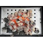 Glühende Briketts der getesteten Grillbriketts von Weber in einem Grill.