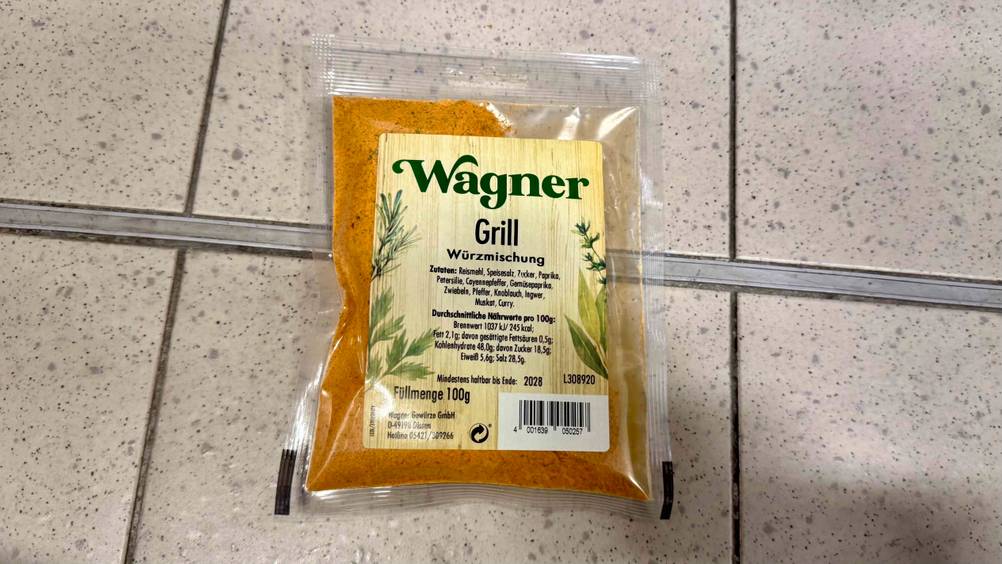 Getestet: Eine Packung Grillgewürz liegt auf einem Fließenboden.