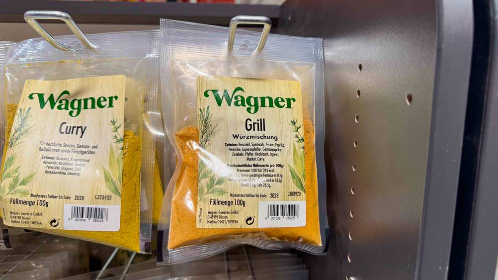 Grillgewürz getestet: Eine Packung häng neben anderen Produkten in einem Regal.