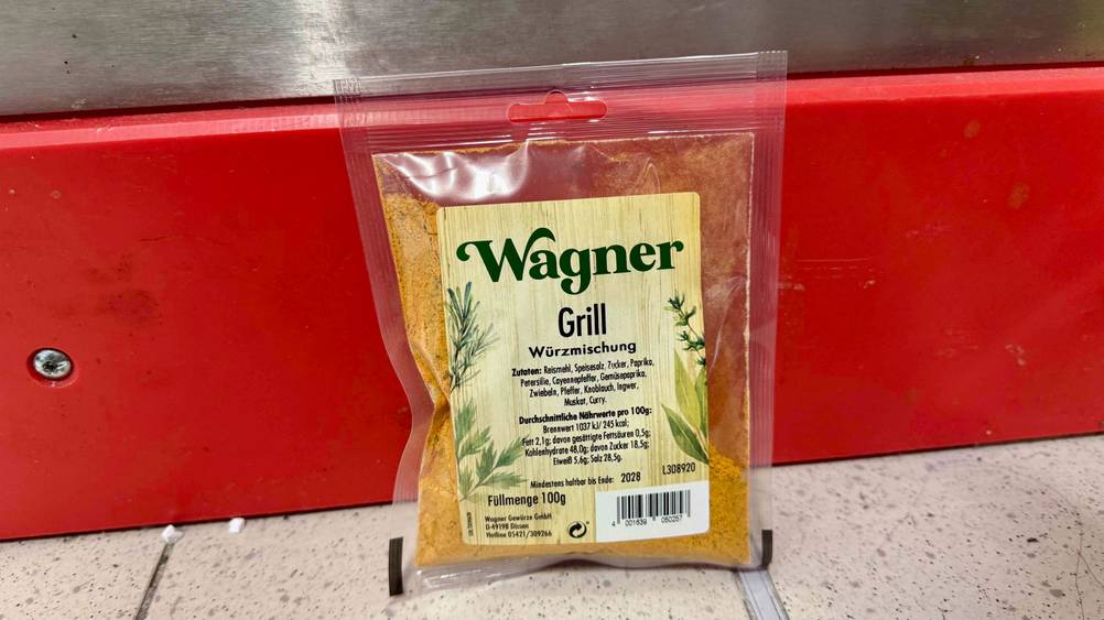 Eine Packung des getesteten Grillgewürzes vor einer roten Leiste am Boden.