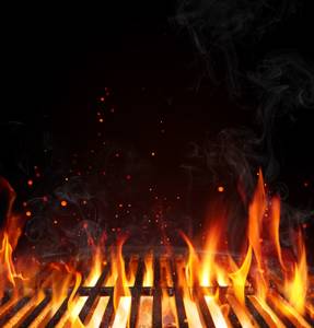Grillhandschuhe getestet: helle Flammen über einem Grillrost.