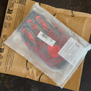 Getestete Grillhandschuhe von Primajor auf ihrer Verpackung.