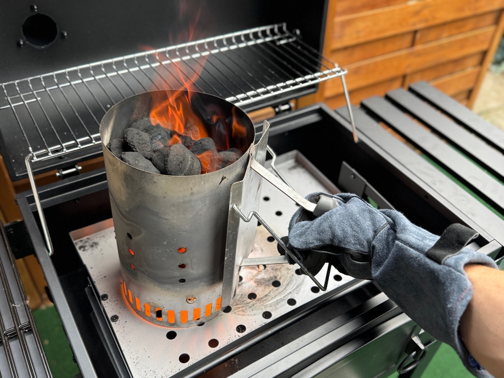 Mit den getesteten Grillhandschuhen von Rösle einen Kohlekamin tragen.