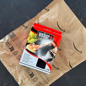 Getestete Grillhandschuhe von Weber auf ihrer Verpackung.