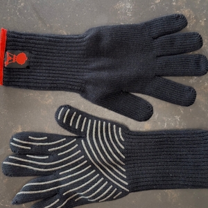 Das Paar getestete Grillhandschuhe von Weber.