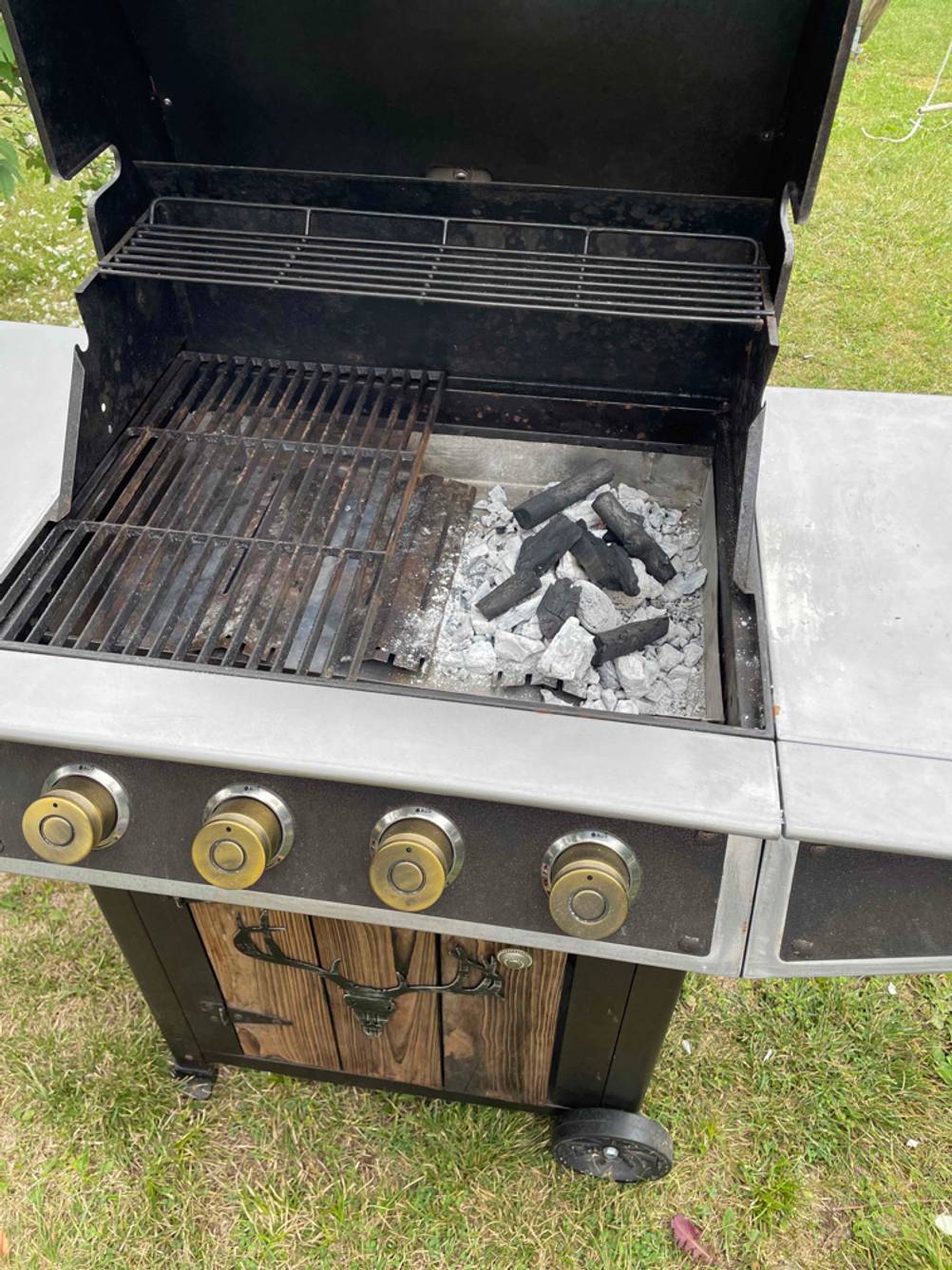 Grillkohle auf dem Grill im Test.