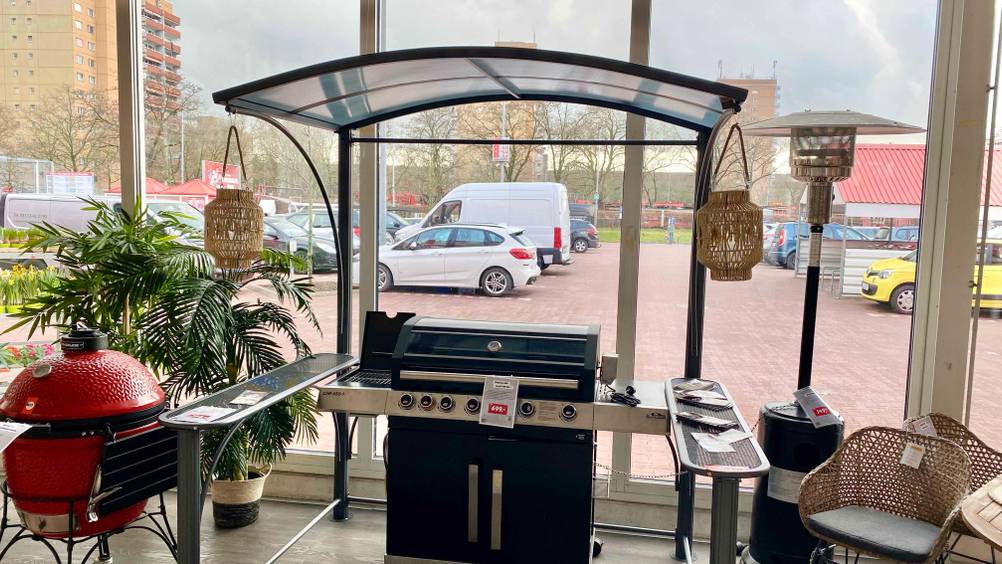Ein getestetes Grillpavillon befindet sich als Ausstellungsstück in einem Geschäft. 
