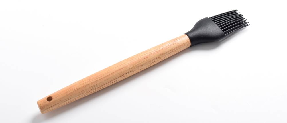 Grillpinsel aus Silikon mit längerem Griff vor weißem Hintergrund.