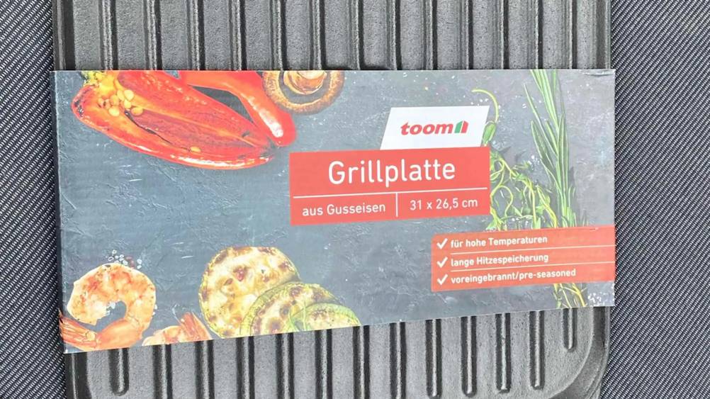Grillplatte aus Gusseisen von Toom in Nahaufnahme getestet.