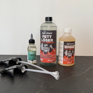 Der getestete Grillreiniger von Bio-chem auf einem Tisch vor einer weißen Wand.