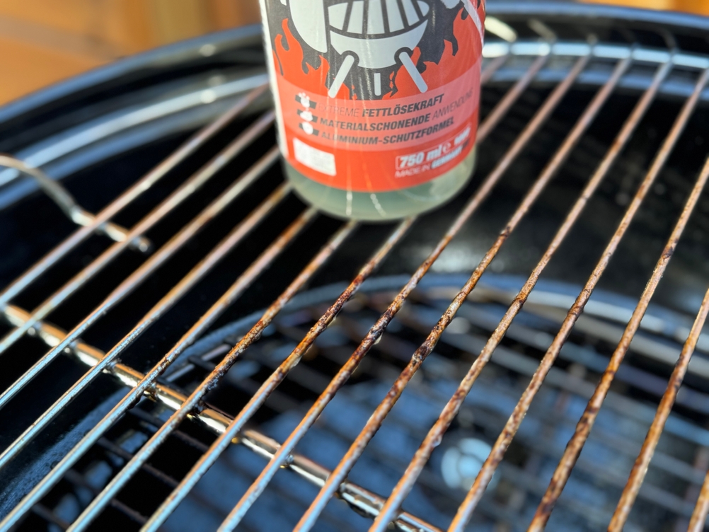 Detailansicht eines Grillrosts mit dem getesteten Grillreiniger von Bio-chem.