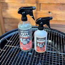 Der getestete Grillreiniger von Bio-chem auf einem Grillrost.