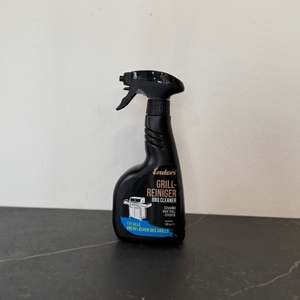 Der getestete Grillreiniger von Enders auf einem Tisch vor einer weißen Wand.