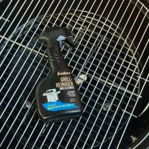 Der getestete Grillreiniger von Enders auf einem Grillrost.