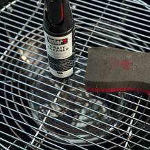 Der getestete Grillreiniger von Weber auf einem Grillrost.