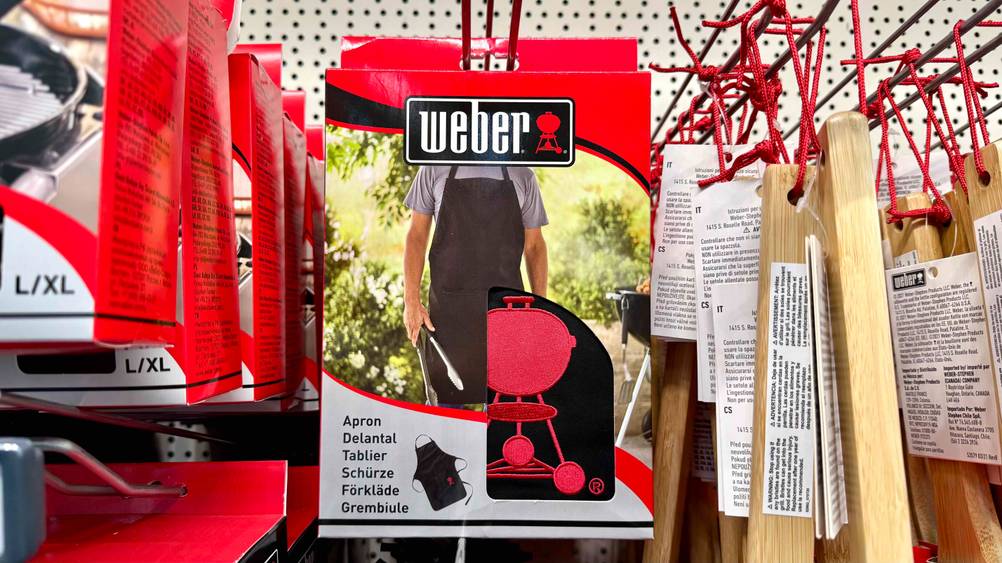 Die verpackte Grillschürze im Test hängt in einem Verkaufsregal.