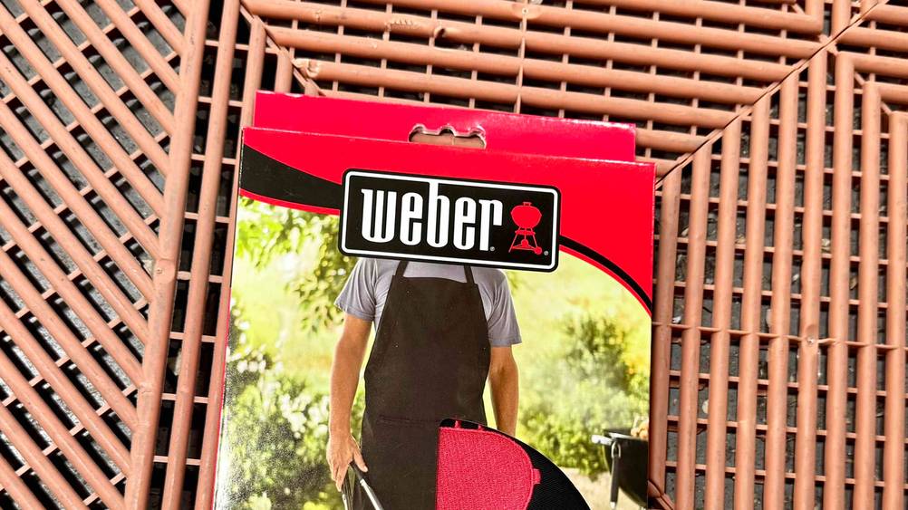 Grillschürze getestet: Nahaufnahme der Verpackung mit Logo.