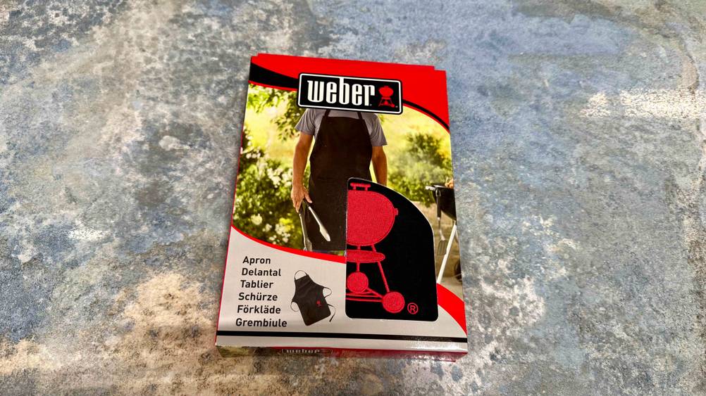 Auf einer Steinplatte liegt die verpackte Grillschürze im Test.