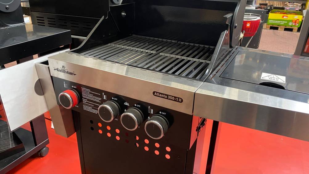 Gasgrill 2 Brenner im Test: Detailansicht der Bediendrehknöpfe eines Geräts von Grillstar.