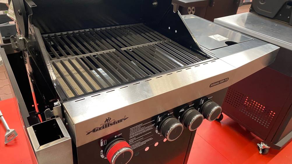 Gasgrill 2 Brenner getestet: Ansicht der Grill- und Arbeitsfläche mit Aufbewahrungsboxen eines Geräts von Grillstar.