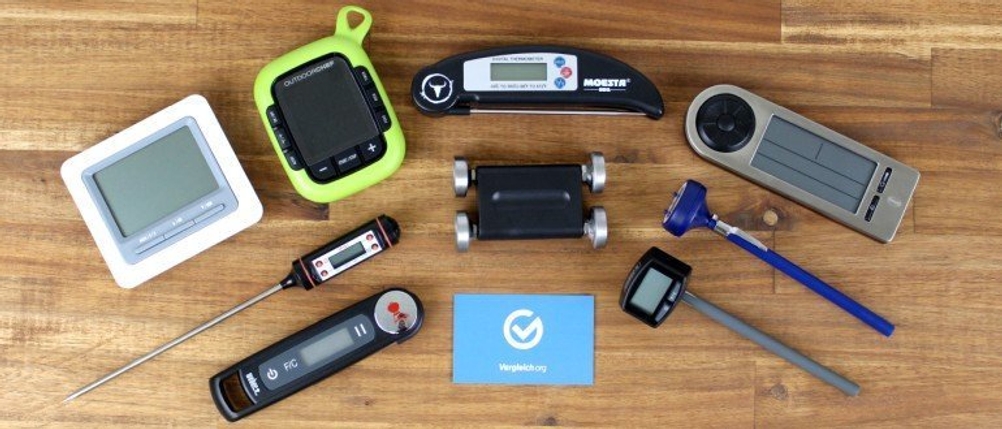 Verschiedene Grillthermometer liegen für einen Test nebeneinander