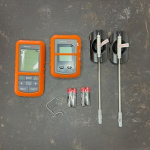 Lieferumfang des getesteten Grillthermometers von ThermoPro auf einem Tisch.