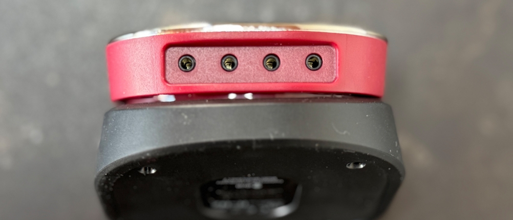 Die Anschlüsse auf der Unterseite des getesteten Grillthermometers von Weber