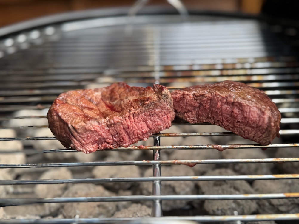 Medium-gegrilltes Steak auf einem Grillrost.
