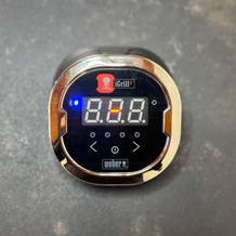 Das getestete Grillthermometer von Weber auf einem Tisch.