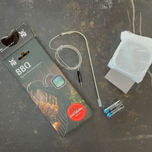 Verpackung und Lieferumfang des getesteten Grillthermometers von WMF.