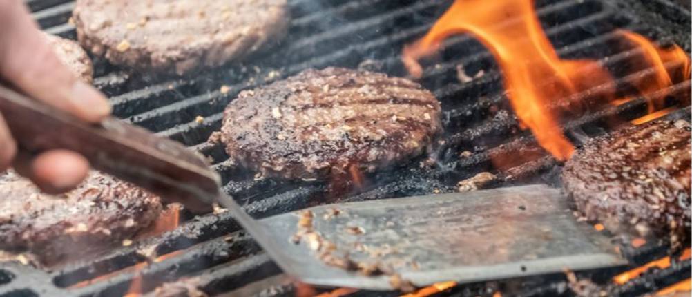jemand Grillt Burger auf einem Grill