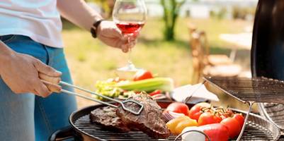 Grillzange benutzen: So gelingt Ihnen jedes Grillgut