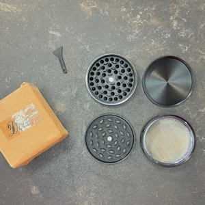 Lieferumfang des getesteten Grinders von Dcou.