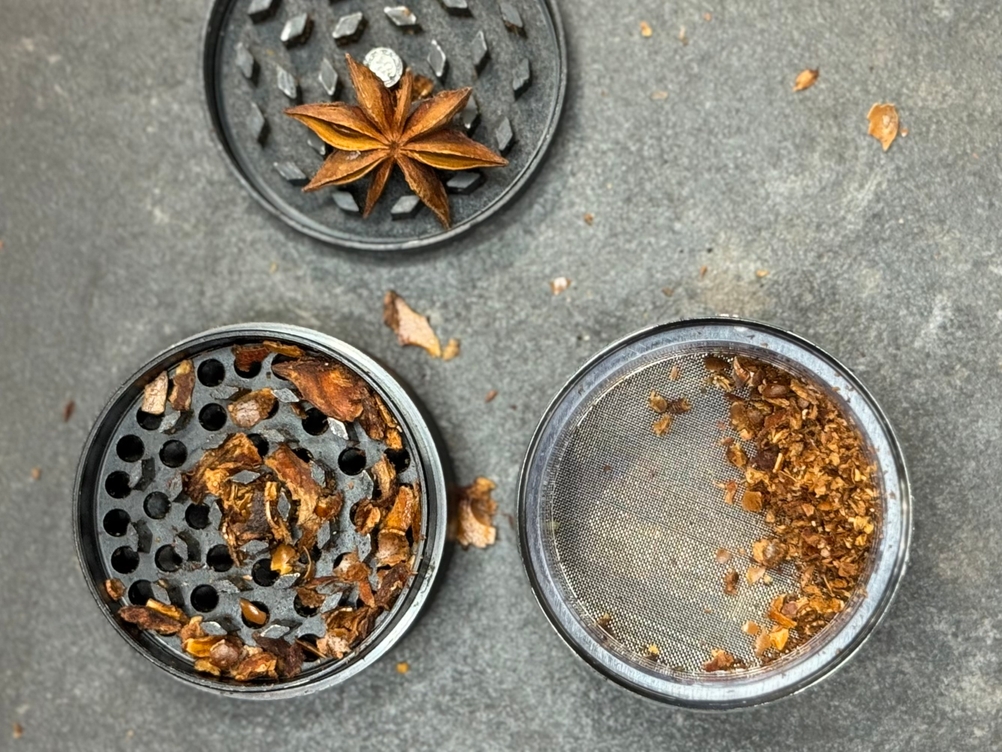 Gemahlener Sternanis im getesteten Grinder von Dcou.