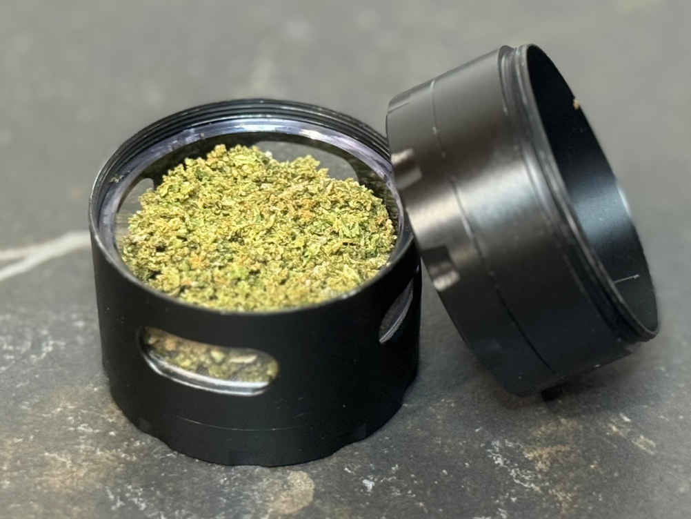 Der getestete Grinder von Dcou mit einer vollen Kammer mit gemahlenen CBD-Blüten.