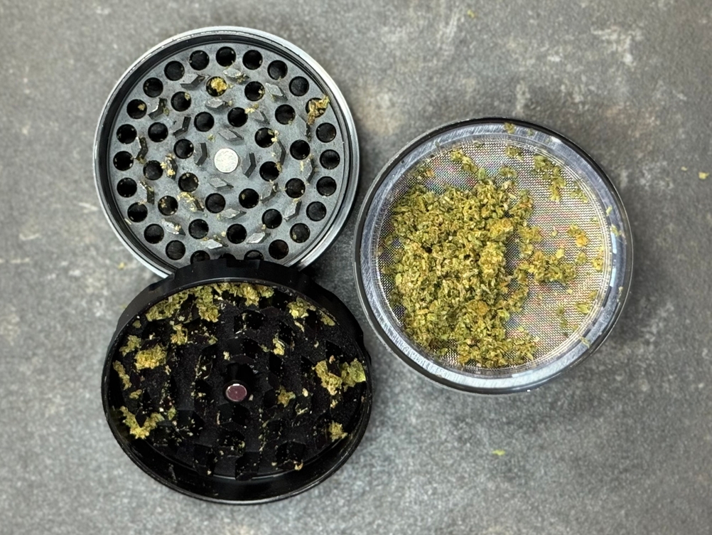 Gemahlene CBD-Blüten im getesteten Grinder von Dcou.