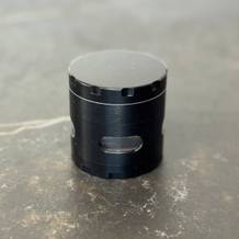 Der getestete Grinder von Dcou auf einer Arbeitsfläche.