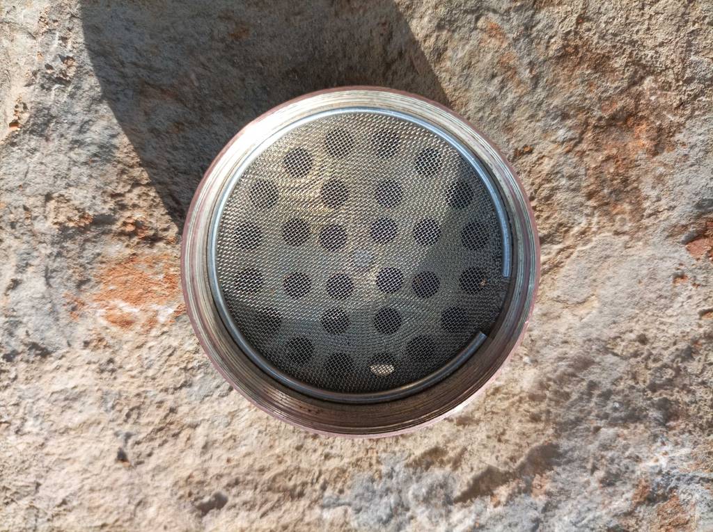 Das Sieb eines geöffneten Grinders im Test in Nahansicht.
