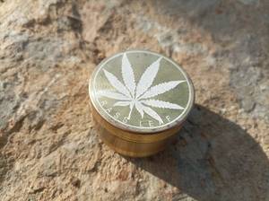 Ein geschlossener Grinder steht getestet auf einer Steinfläche.