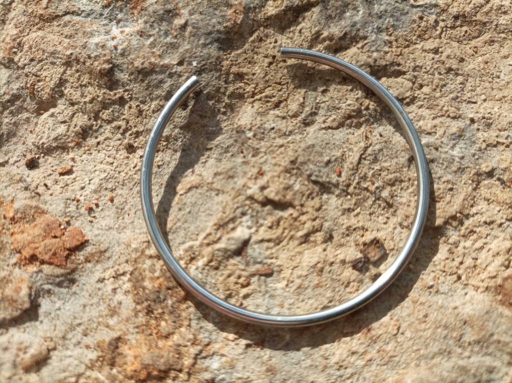 Detailansicht des Metallspannrings eines getesteten Grinders.