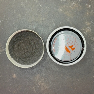 Der getestete Grinder von Jcase in seiner Verpackung.