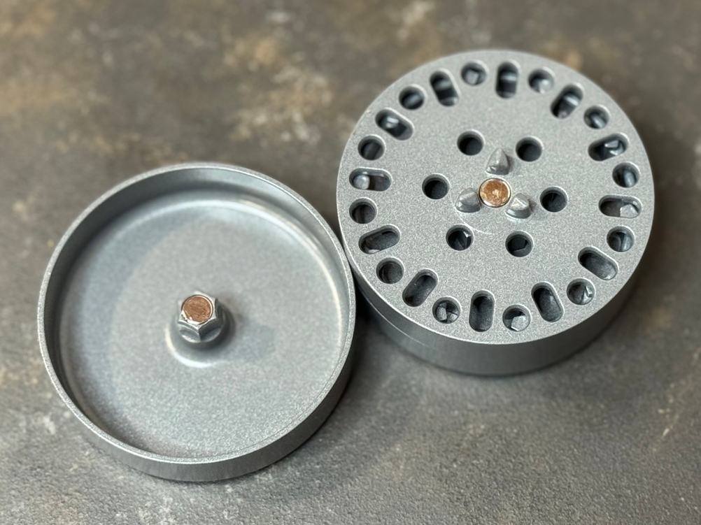 Der Grinder von Jcase liegt im Test geöffnet auf einer Arbeitsfläche.